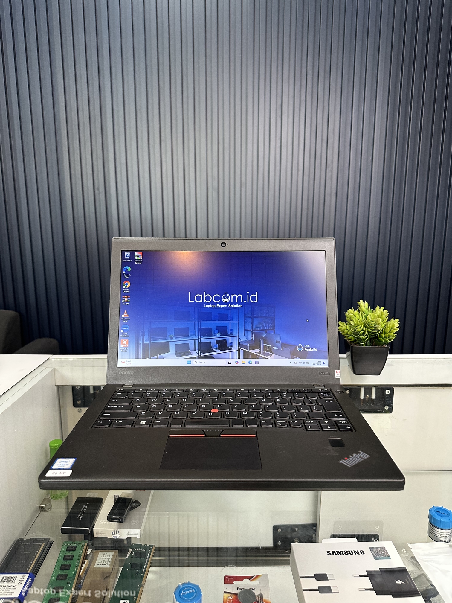 Lenovo Thinkpad X270 Prosesor Intel Core i5-6200U up to 2.8 GHz RAM 8GB DDR4 up to 16GB (1 Slot) 2133MHz SSD 256 GB Sata Intel HD Graphics 520 12.5" HD Win 11